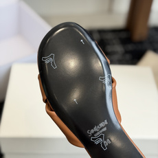 代购级Saint Lauren* 26SS早春新款圣罗兰 YSL 圆头拖鞋Ysl 是刻在DNA里的优雅。 代购级Saint Lauren* 26SS早春新款圣罗兰 YSL 圆头拖鞋Ysl 是刻在DNA里的优雅。