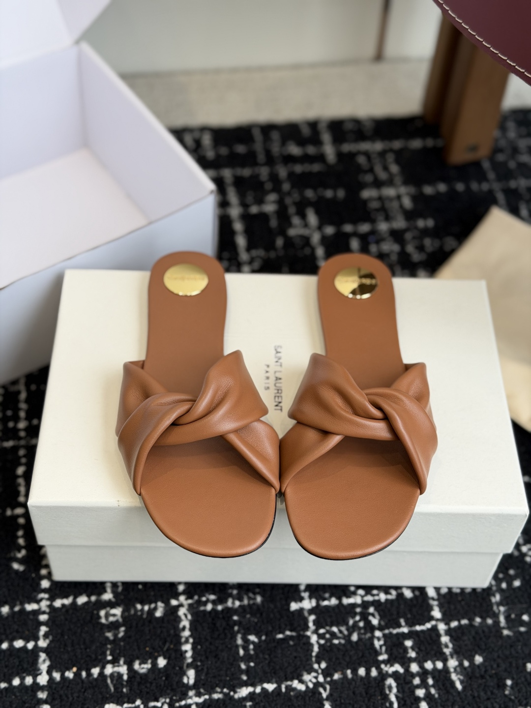 代购级Saint Lauren* 26SS早春新款圣罗兰 YSL 圆头拖鞋Ysl 是刻在DNA里的优雅。