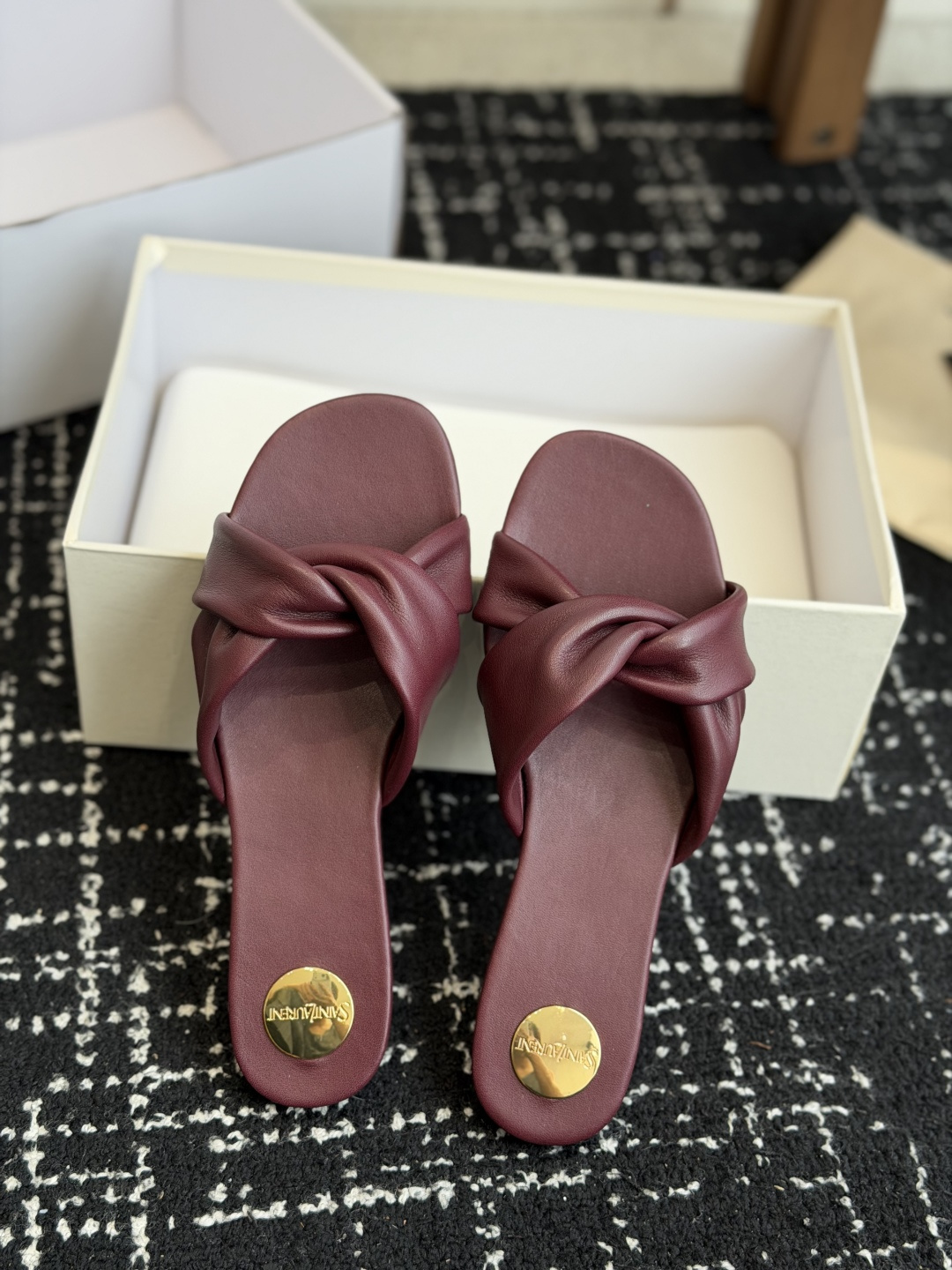 代购级Saint Lauren* 26SS早春新款圣罗兰 YSL 圆头拖鞋Ysl 是刻在DNA里的优雅。 代购级Saint Lauren* 26SS早春新款圣罗兰 YSL 圆头拖鞋Ysl 是刻在DNA里的优雅。