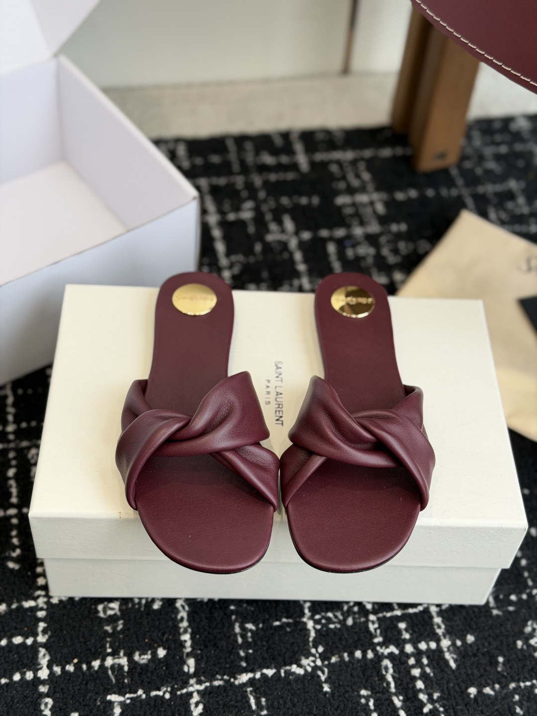 代购级Saint Lauren* 26SS早春新款圣罗兰 YSL 圆头拖鞋Ysl 是刻在DNA里的优雅。