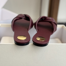 代购级Saint Lauren* 26SS早春新款圣罗兰 YSL 圆头拖鞋Ysl 是刻在DNA里的优雅。 代购级Saint Lauren* 26SS早春新款圣罗兰 YSL 圆头拖鞋Ysl 是刻在DNA里的优雅。