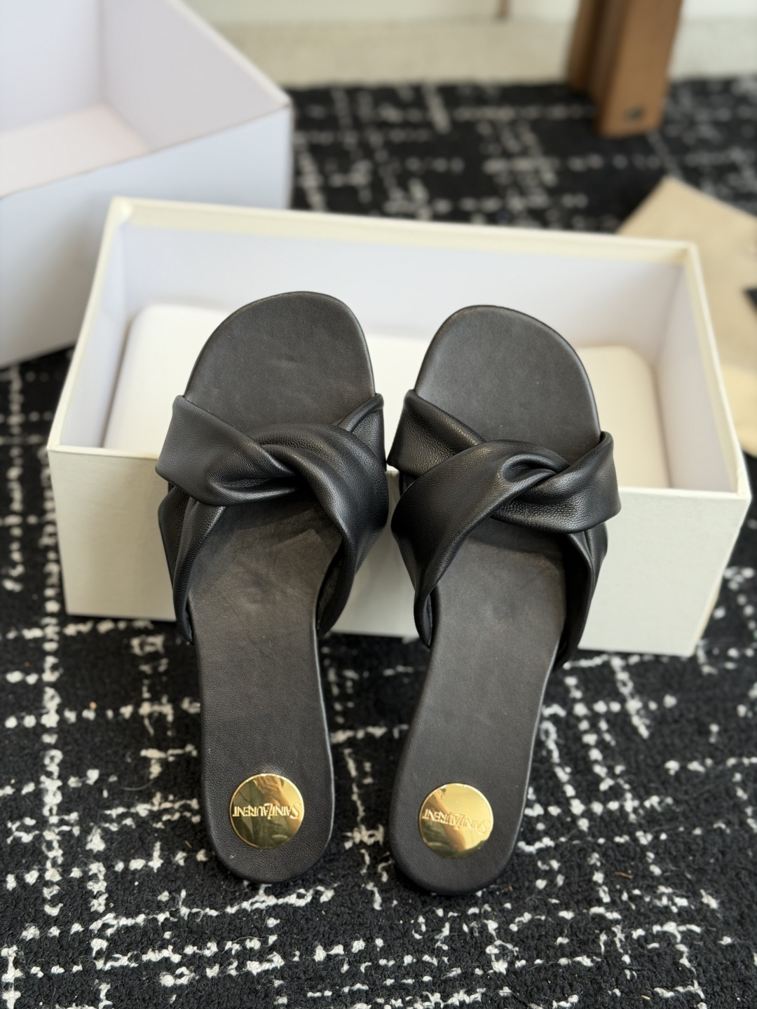 代购级Saint Lauren* 26SS早春新款圣罗兰 YSL 圆头拖鞋Ysl 是刻在DNA里的优雅。