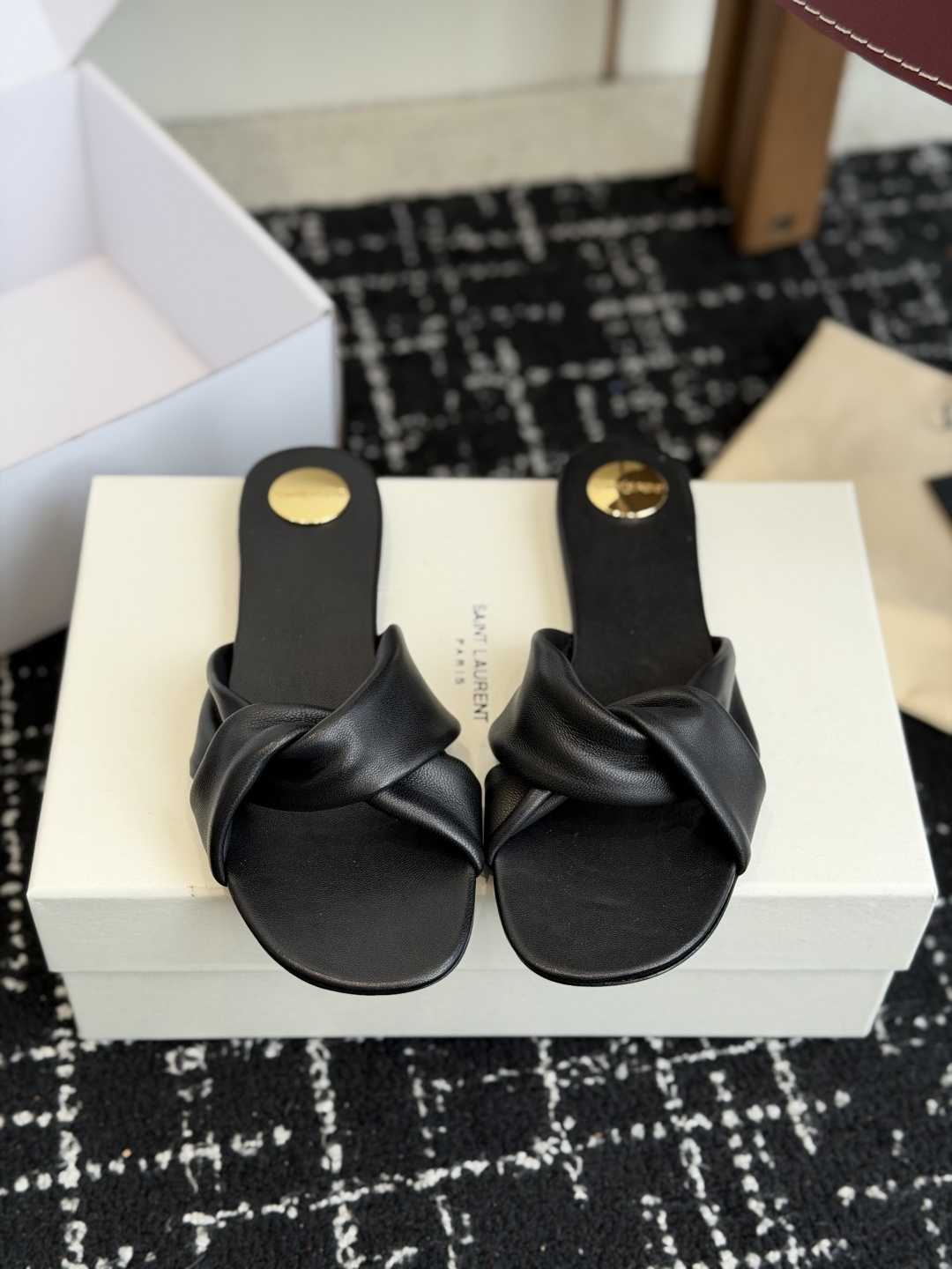 代购级Saint Lauren* 26SS早春新款圣罗兰 YSL 圆头拖鞋Ysl 是刻在DNA里的优雅。