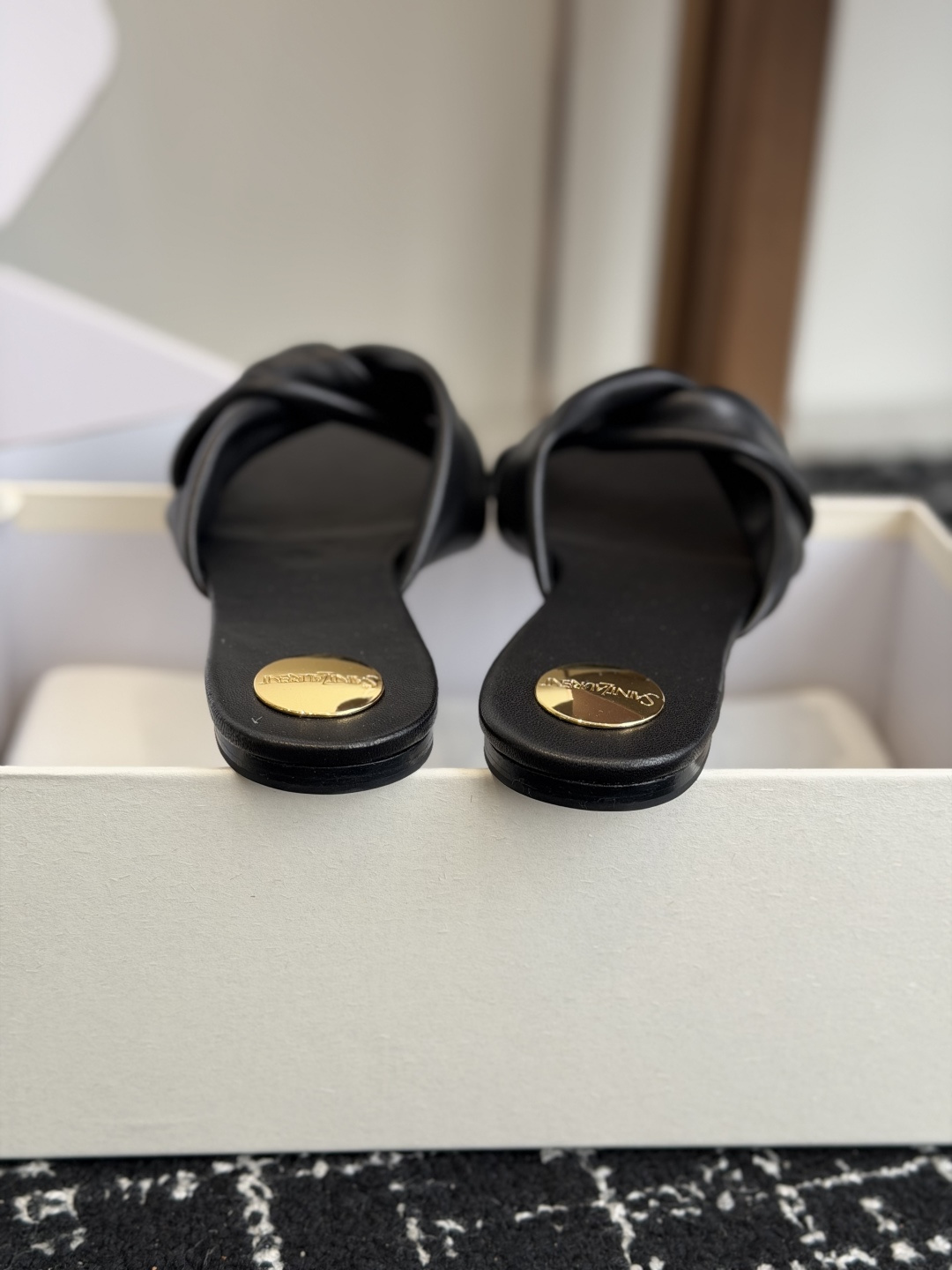 代购级Saint Lauren* 26SS早春新款圣罗兰 YSL 圆头拖鞋Ysl 是刻在DNA里的优雅。