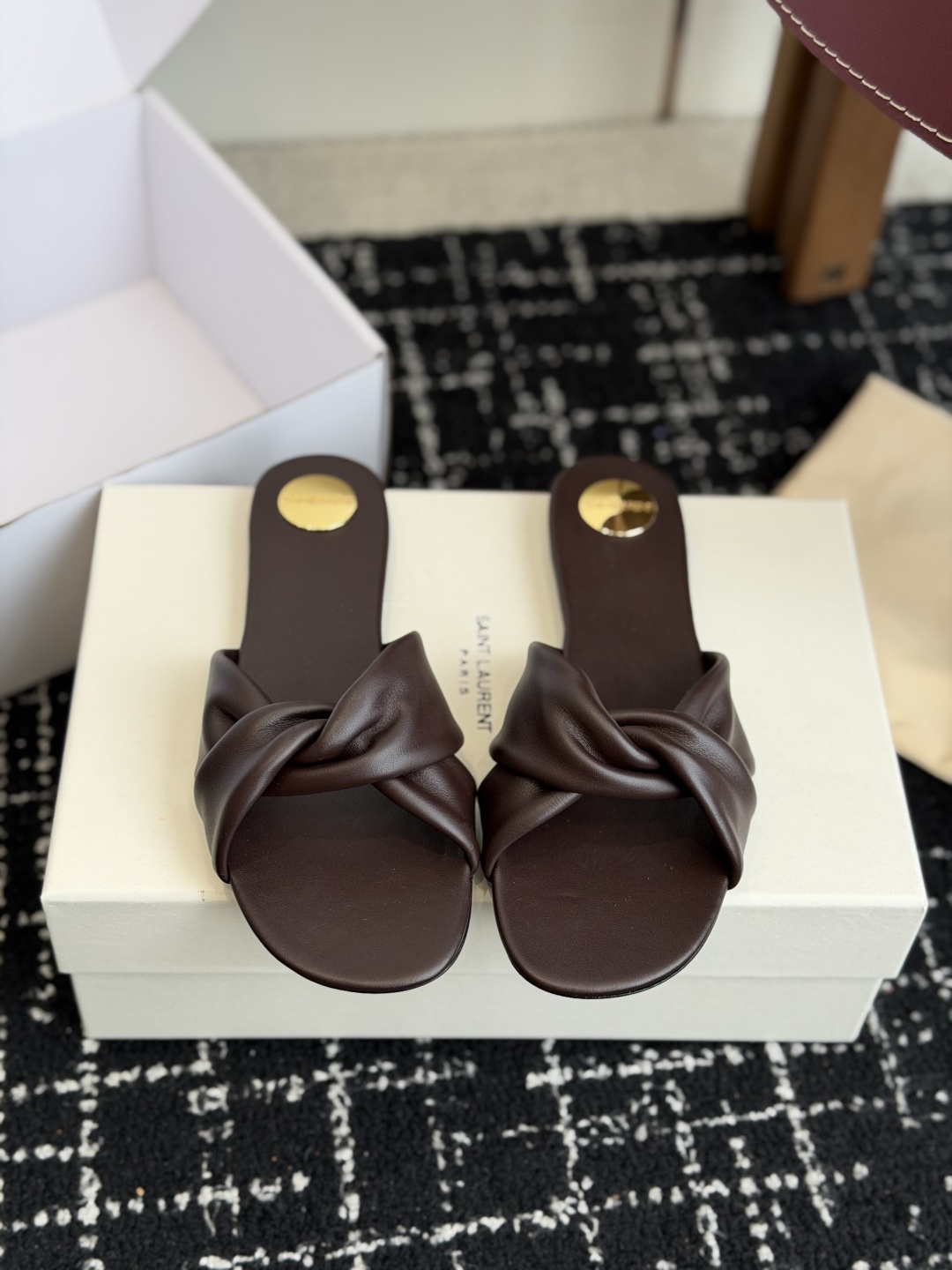 代购级Saint Lauren* 26SS早春新款圣罗兰 YSL 圆头拖鞋Ysl 是刻在DNA里的优雅。