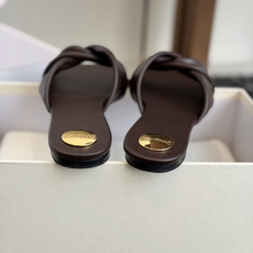 代购级Saint Lauren* 26SS早春新款圣罗兰 YSL 圆头拖鞋Ysl 是刻在DNA里的优雅。 代购级Saint Lauren* 26SS早春新款圣罗兰 YSL 圆头拖鞋Ysl 是刻在DNA里的优雅。