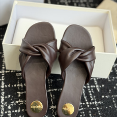 代购级Saint Lauren* 26SS早春新款圣罗兰 YSL 圆头拖鞋Ysl 是刻在DNA里的优雅。 代购级Saint Lauren* 26SS早春新款圣罗兰 YSL 圆头拖鞋Ysl 是刻在DNA里的优雅。