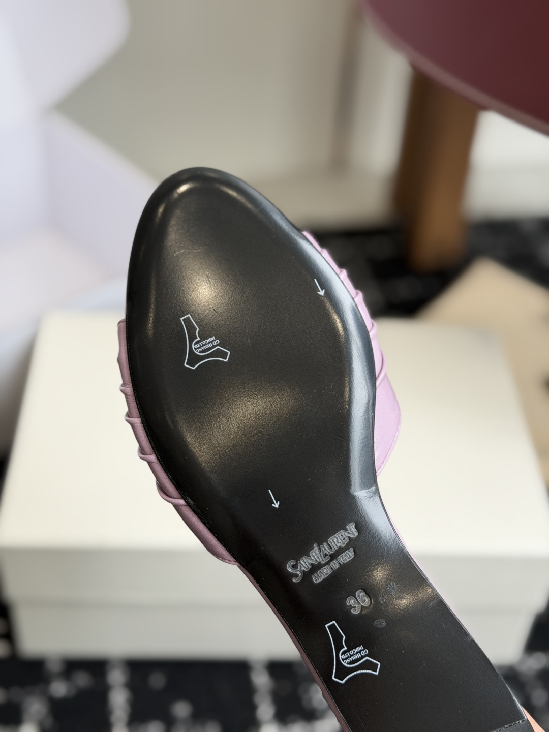 代购级Saint Lauren* 26SS早春新款圣罗兰 YSL 尖头拖鞋Ysl 是刻在DNA里的优雅。 代购级Saint Lauren* 26SS早春新款圣罗兰 YSL 尖头拖鞋Ysl 是刻在DNA里的优雅。