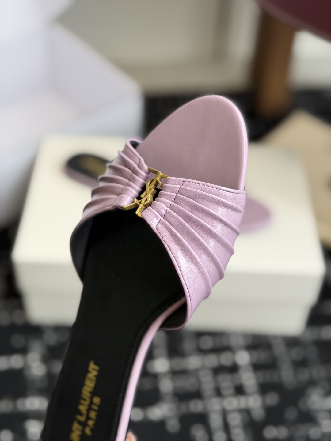 代购级Saint Lauren* 26SS早春新款圣罗兰 YSL 尖头拖鞋Ysl 是刻在DNA里的优雅。 代购级Saint Lauren* 26SS早春新款圣罗兰 YSL 尖头拖鞋Ysl 是刻在DNA里的优雅。