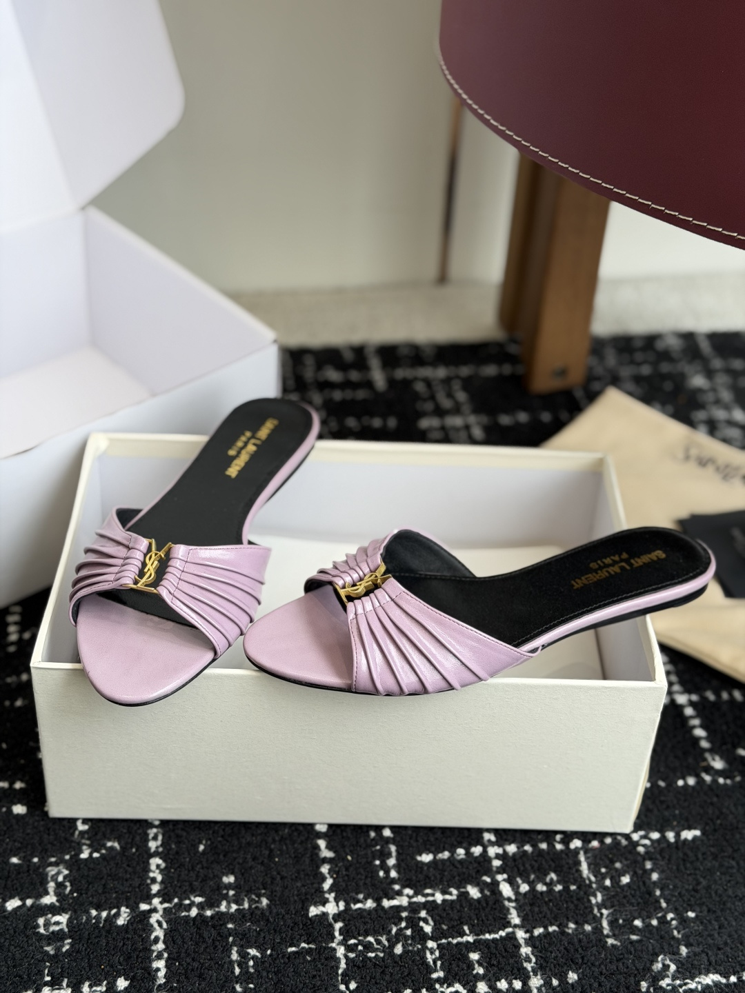 代购级Saint Lauren* 26SS早春新款圣罗兰 YSL 尖头拖鞋Ysl 是刻在DNA里的优雅。 代购级Saint Lauren* 26SS早春新款圣罗兰 YSL 尖头拖鞋Ysl 是刻在DNA里的优雅。