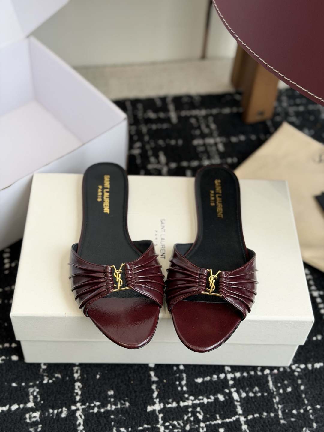 代购级Saint Lauren* 26SS早春新款圣罗兰 YSL 尖头拖鞋Ysl 是刻在DNA里的优雅。