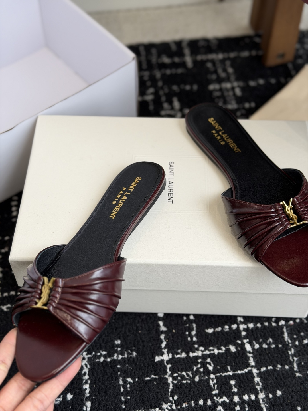 代购级Saint Lauren* 26SS早春新款圣罗兰 YSL 尖头拖鞋Ysl 是刻在DNA里的优雅。 代购级Saint Lauren* 26SS早春新款圣罗兰 YSL 尖头拖鞋Ysl 是刻在DNA里的优雅。
