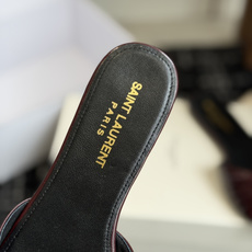 代购级Saint Lauren* 26SS早春新款圣罗兰 YSL 尖头拖鞋Ysl 是刻在DNA里的优雅。 代购级Saint Lauren* 26SS早春新款圣罗兰 YSL 尖头拖鞋Ysl 是刻在DNA里的优雅。