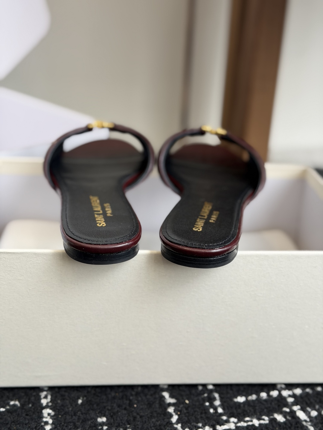 代购级Saint Lauren* 26SS早春新款圣罗兰 YSL 尖头拖鞋Ysl 是刻在DNA里的优雅。 代购级Saint Lauren* 26SS早春新款圣罗兰 YSL 尖头拖鞋Ysl 是刻在DNA里的优雅。