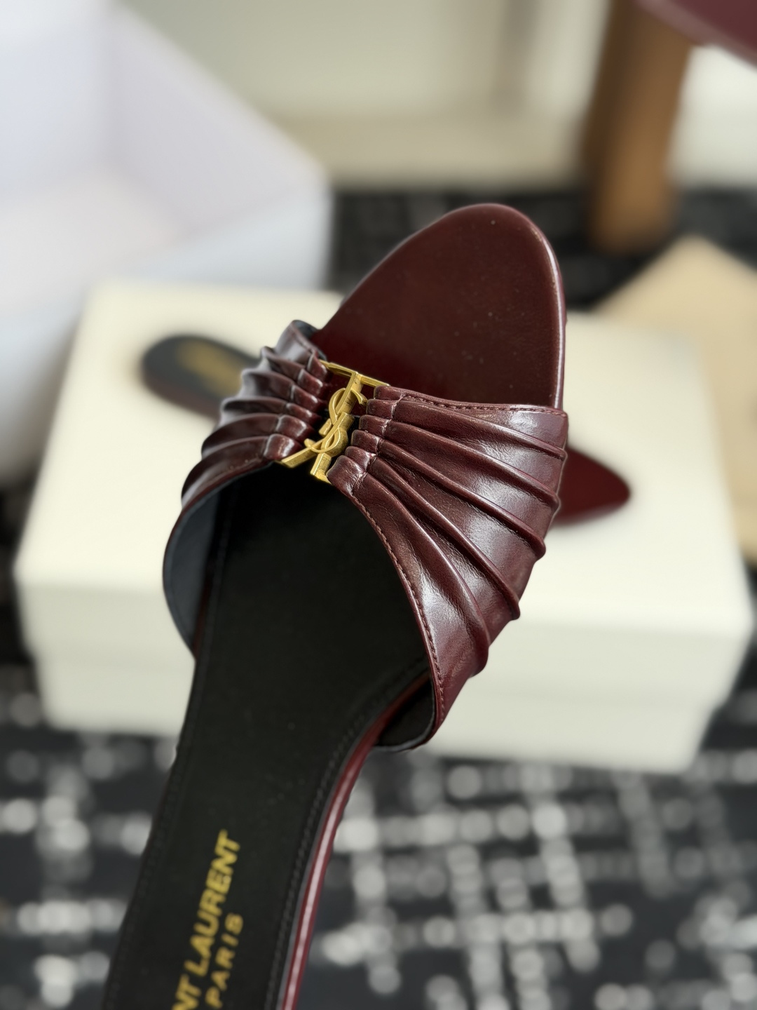代购级Saint Lauren* 26SS早春新款圣罗兰 YSL 尖头拖鞋Ysl 是刻在DNA里的优雅。 代购级Saint Lauren* 26SS早春新款圣罗兰 YSL 尖头拖鞋Ysl 是刻在DNA里的优雅。