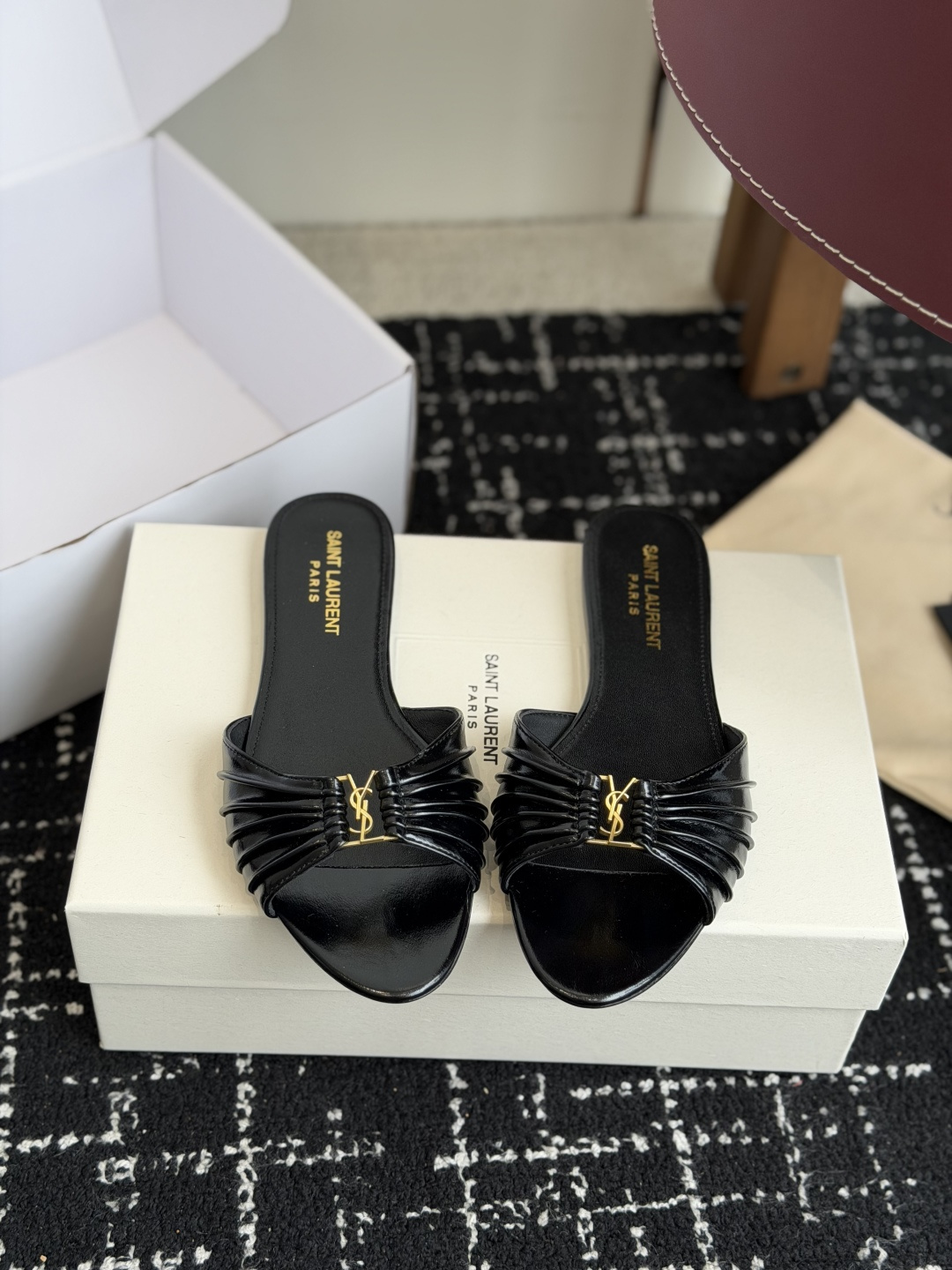 代购级Saint Lauren* 26SS早春新款圣罗兰 YSL 尖头拖鞋Ysl 是刻在DNA里的优雅。