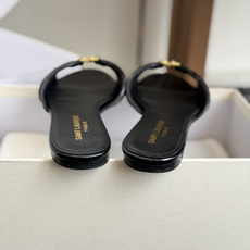 代购级Saint Lauren* 26SS早春新款圣罗兰 YSL 尖头拖鞋Ysl 是刻在DNA里的优雅。 代购级Saint Lauren* 26SS早春新款圣罗兰 YSL 尖头拖鞋Ysl 是刻在DNA里的优雅。