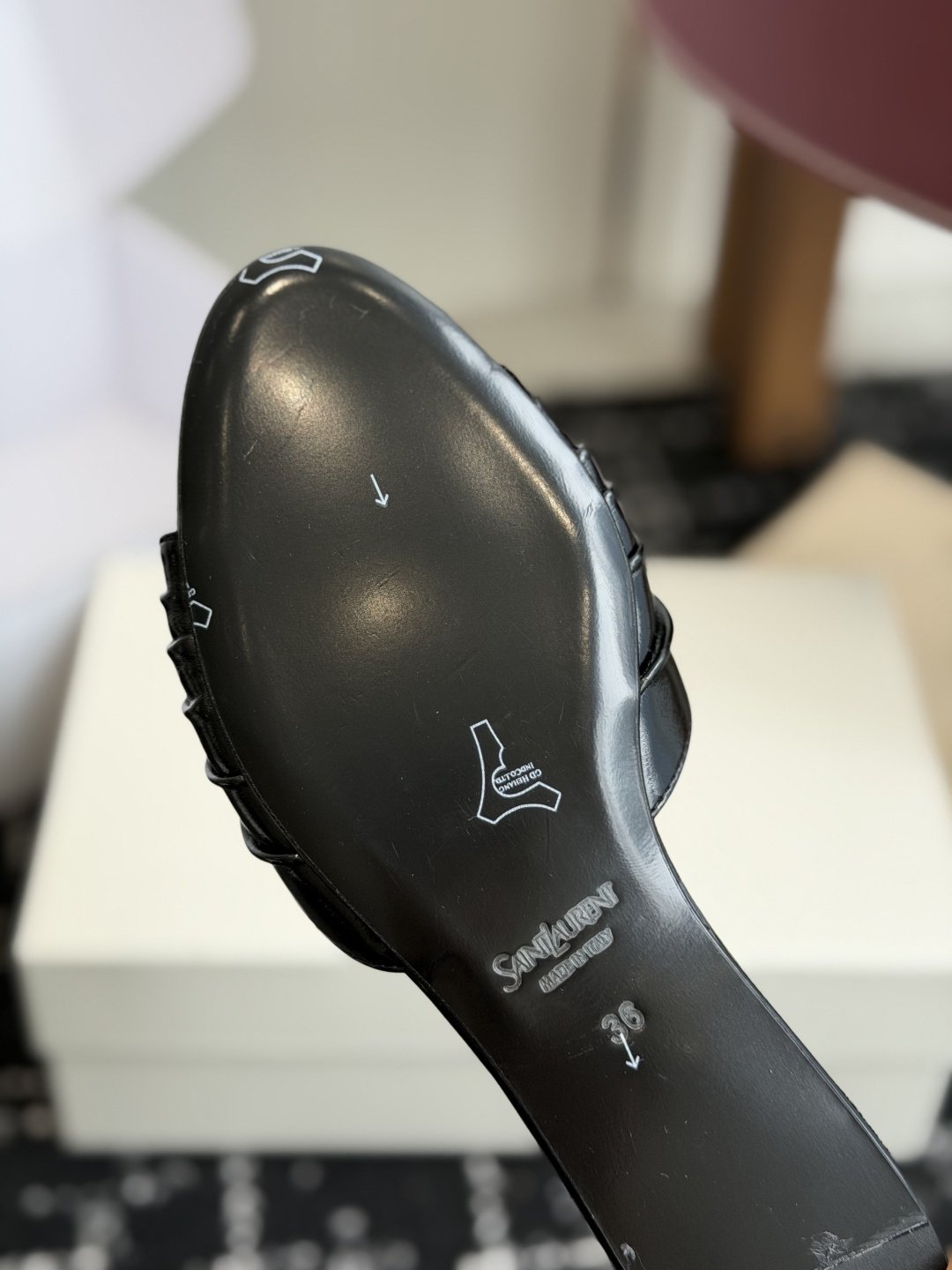 代购级Saint Lauren* 26SS早春新款圣罗兰 YSL 尖头拖鞋Ysl 是刻在DNA里的优雅。 代购级Saint Lauren* 26SS早春新款圣罗兰 YSL 尖头拖鞋Ysl 是刻在DNA里的优雅。
