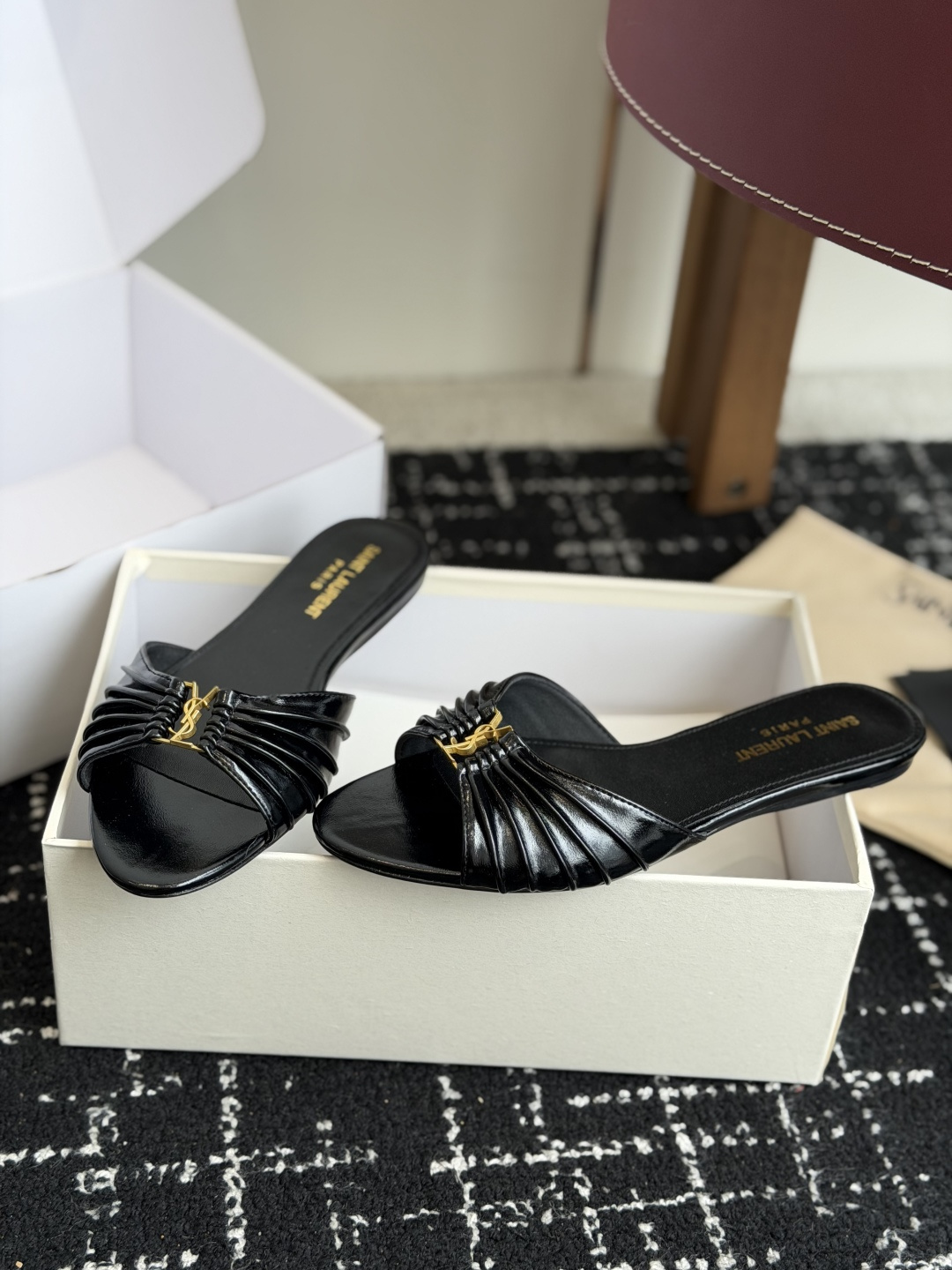 代购级Saint Lauren* 26SS早春新款圣罗兰 YSL 尖头拖鞋Ysl 是刻在DNA里的优雅。 代购级Saint Lauren* 26SS早春新款圣罗兰 YSL 尖头拖鞋Ysl 是刻在DNA里的优雅。