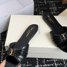 代购级Saint Lauren* 26SS早春新款圣罗兰 YSL 尖头拖鞋Ysl 是刻在DNA里的优雅。 代购级Saint Lauren* 26SS早春新款圣罗兰 YSL 尖头拖鞋Ysl 是刻在DNA里的优雅。