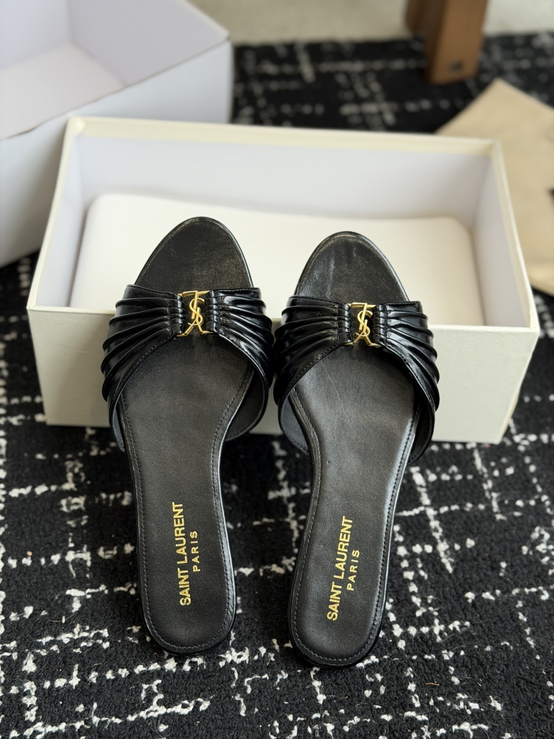 代购级Saint Lauren* 26SS早春新款圣罗兰 YSL 尖头拖鞋Ysl 是刻在DNA里的优雅。 代购级Saint Lauren* 26SS早春新款圣罗兰 YSL 尖头拖鞋Ysl 是刻在DNA里的优雅。