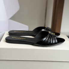 代购级Saint Lauren* 26SS早春新款圣罗兰 YSL 尖头拖鞋Ysl 是刻在DNA里的优雅。 代购级Saint Lauren* 26SS早春新款圣罗兰 YSL 尖头拖鞋Ysl 是刻在DNA里的优雅。