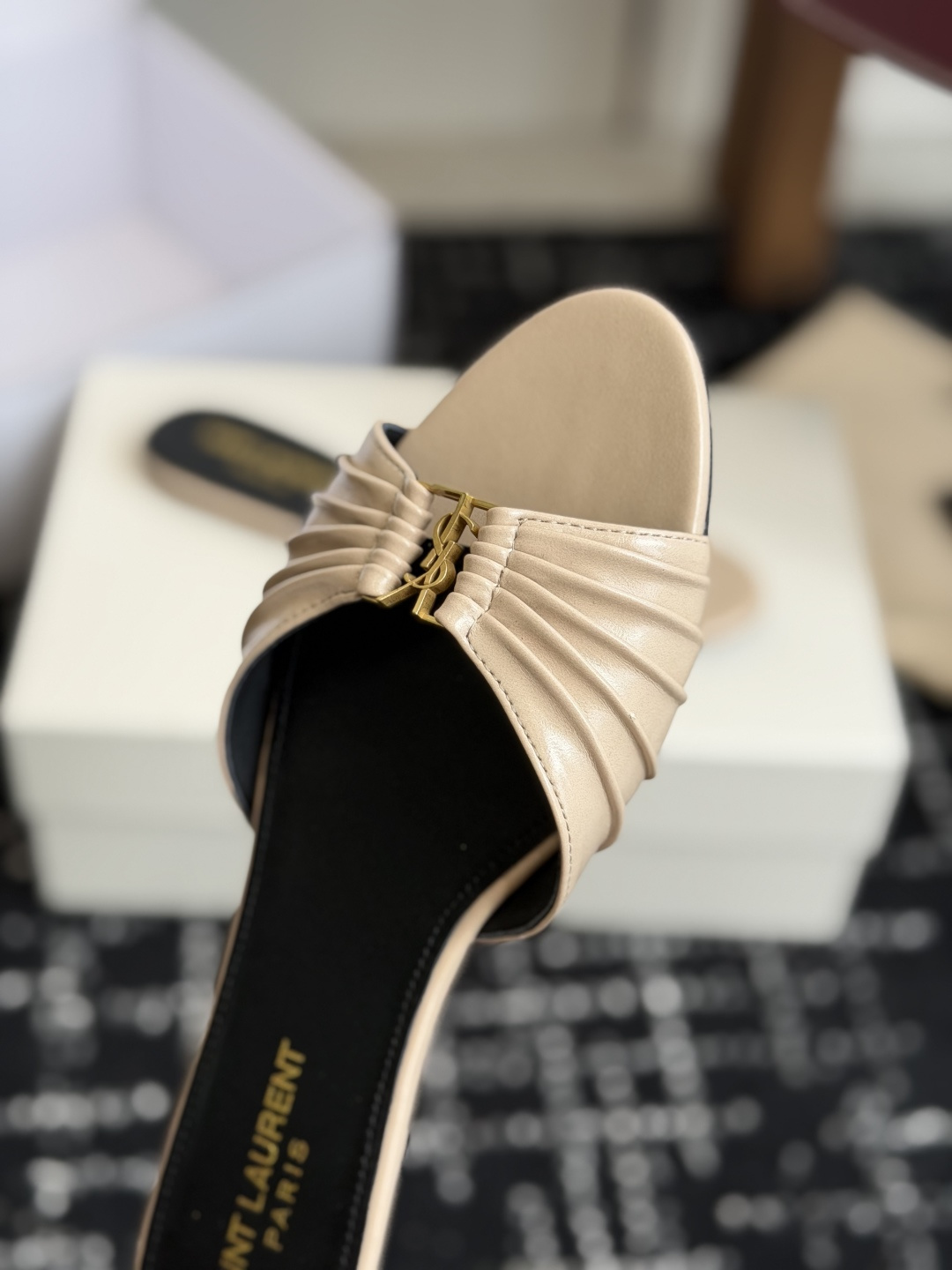 代购级Saint Lauren* 26SS早春新款圣罗兰 YSL 尖头拖鞋Ysl 是刻在DNA里的优雅。 代购级Saint Lauren* 26SS早春新款圣罗兰 YSL 尖头拖鞋Ysl 是刻在DNA里的优雅。