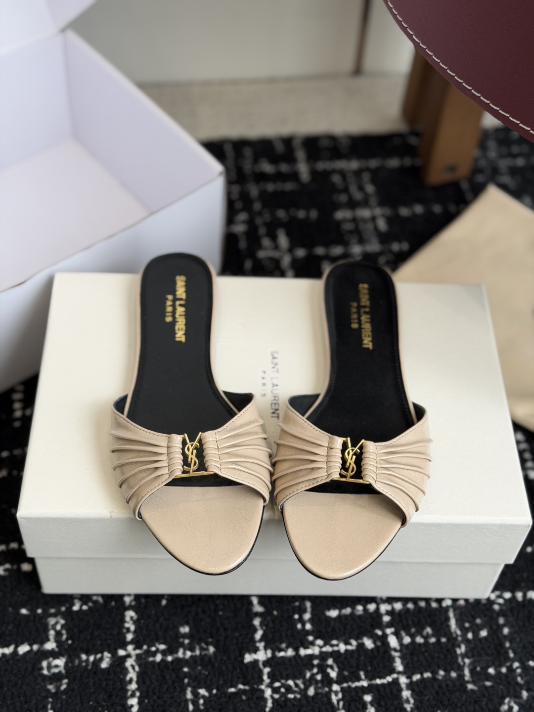 代购级Saint Lauren* 26SS早春新款圣罗兰 YSL 尖头拖鞋Ysl 是刻在DNA里的优雅。
