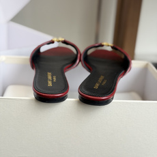 代购级Saint Lauren* 26SS早春新款圣罗兰 YSL 尖头拖鞋Ysl 是刻在DNA里的优雅。 代购级Saint Lauren* 26SS早春新款圣罗兰 YSL 尖头拖鞋Ysl 是刻在DNA里的优雅。