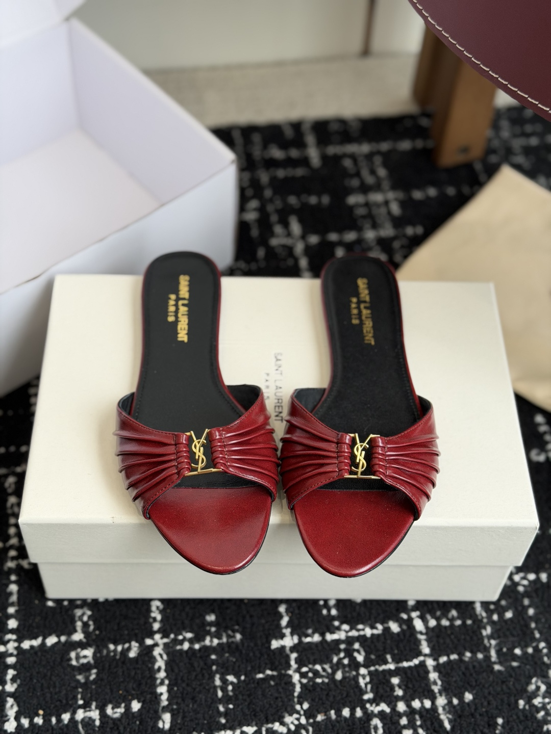 代购级Saint Lauren* 26SS早春新款圣罗兰 YSL 尖头拖鞋Ysl 是刻在DNA里的优雅。