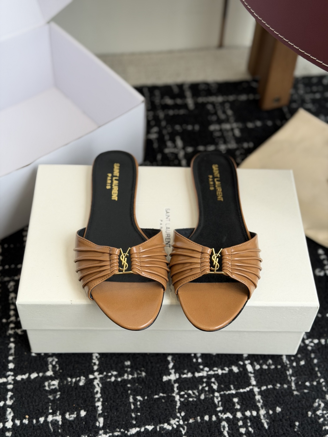 代购级Saint Lauren* 26SS早春新款圣罗兰 YSL 尖头拖鞋Ysl 是刻在DNA里的优雅。