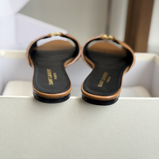 代购级Saint Lauren* 26SS早春新款圣罗兰 YSL 尖头拖鞋Ysl 是刻在DNA里的优雅。 代购级Saint Lauren* 26SS早春新款圣罗兰 YSL 尖头拖鞋Ysl 是刻在DNA里的优雅。