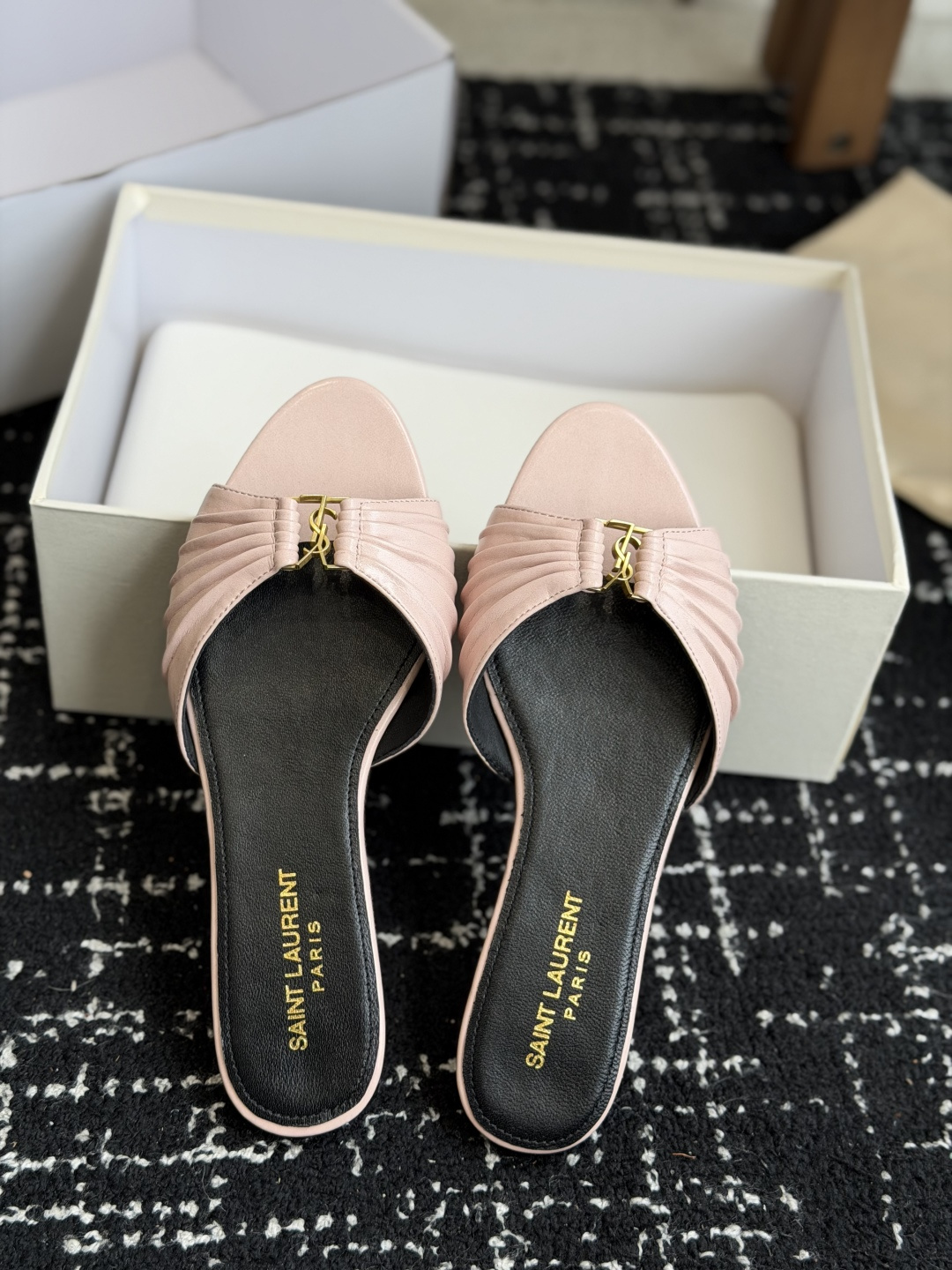 代购级Saint Lauren* 26SS早春新款圣罗兰 YSL 尖头拖鞋Ysl 是刻在DNA里的优雅。