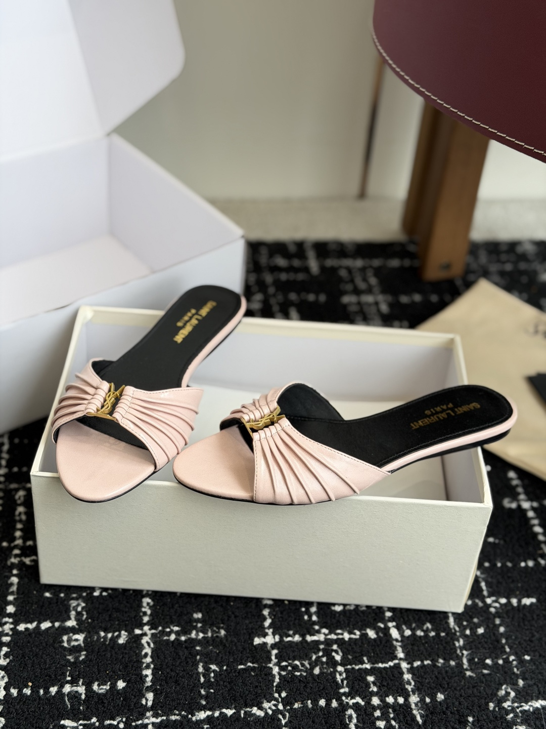 代购级Saint Lauren* 26SS早春新款圣罗兰 YSL 尖头拖鞋Ysl 是刻在DNA里的优雅。