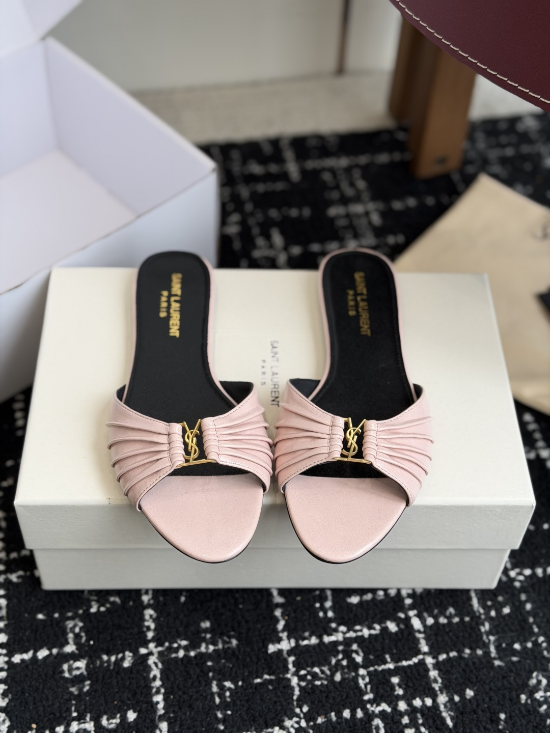 代购级Saint Lauren* 26SS早春新款圣罗兰 YSL 尖头拖鞋Ysl 是刻在DNA里的优雅。
