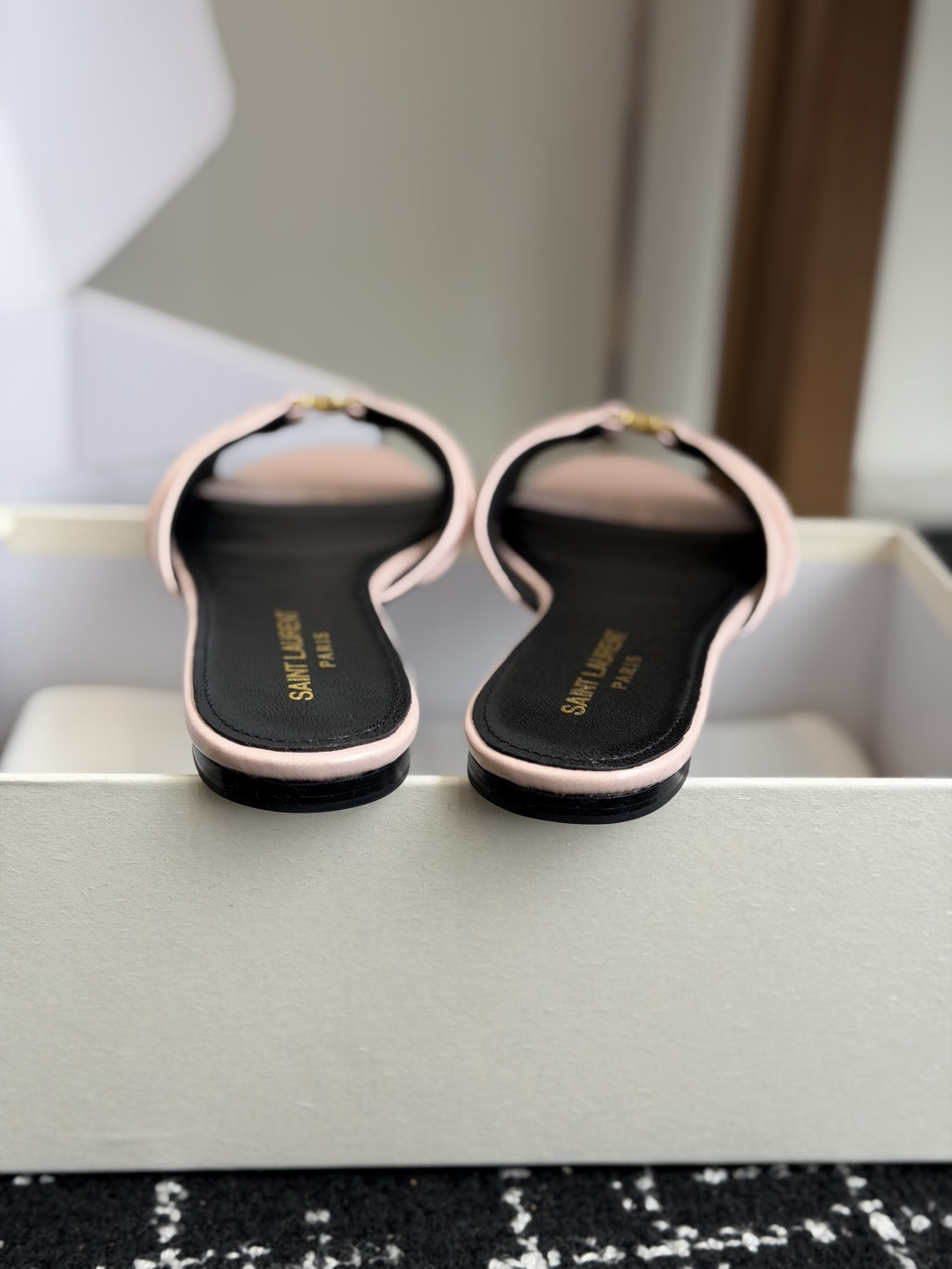 代购级Saint Lauren* 26SS早春新款圣罗兰 YSL 尖头拖鞋Ysl 是刻在DNA里的优雅。