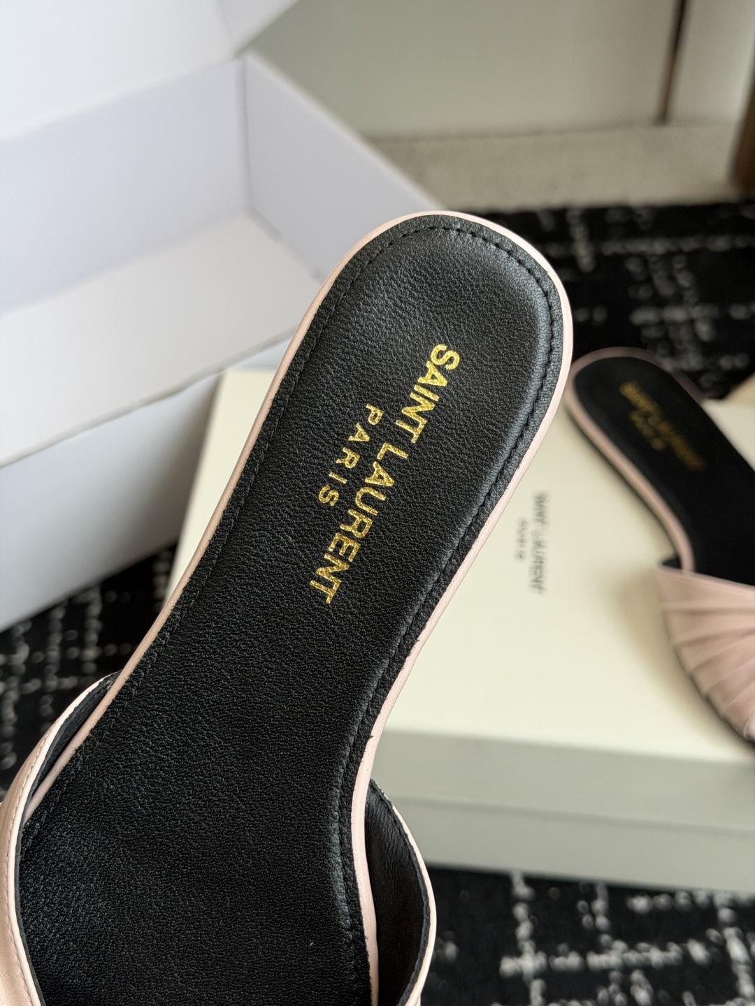 代购级Saint Lauren* 26SS早春新款圣罗兰 YSL 尖头拖鞋Ysl 是刻在DNA里的优雅。