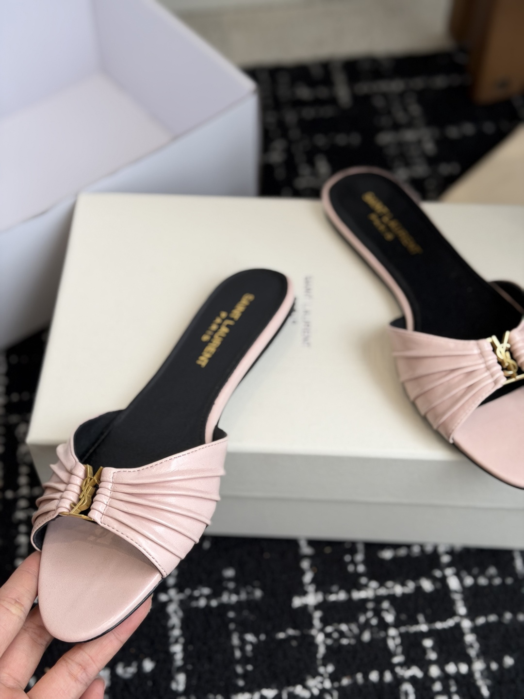 代购级Saint Lauren* 26SS早春新款圣罗兰 YSL 尖头拖鞋Ysl 是刻在DNA里的优雅。