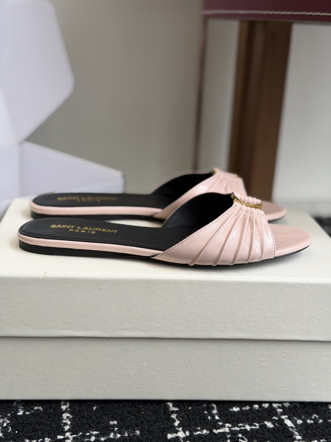 代购级Saint Lauren* 26SS早春新款圣罗兰 YSL 尖头拖鞋Ysl 是刻在DNA里的优雅。
