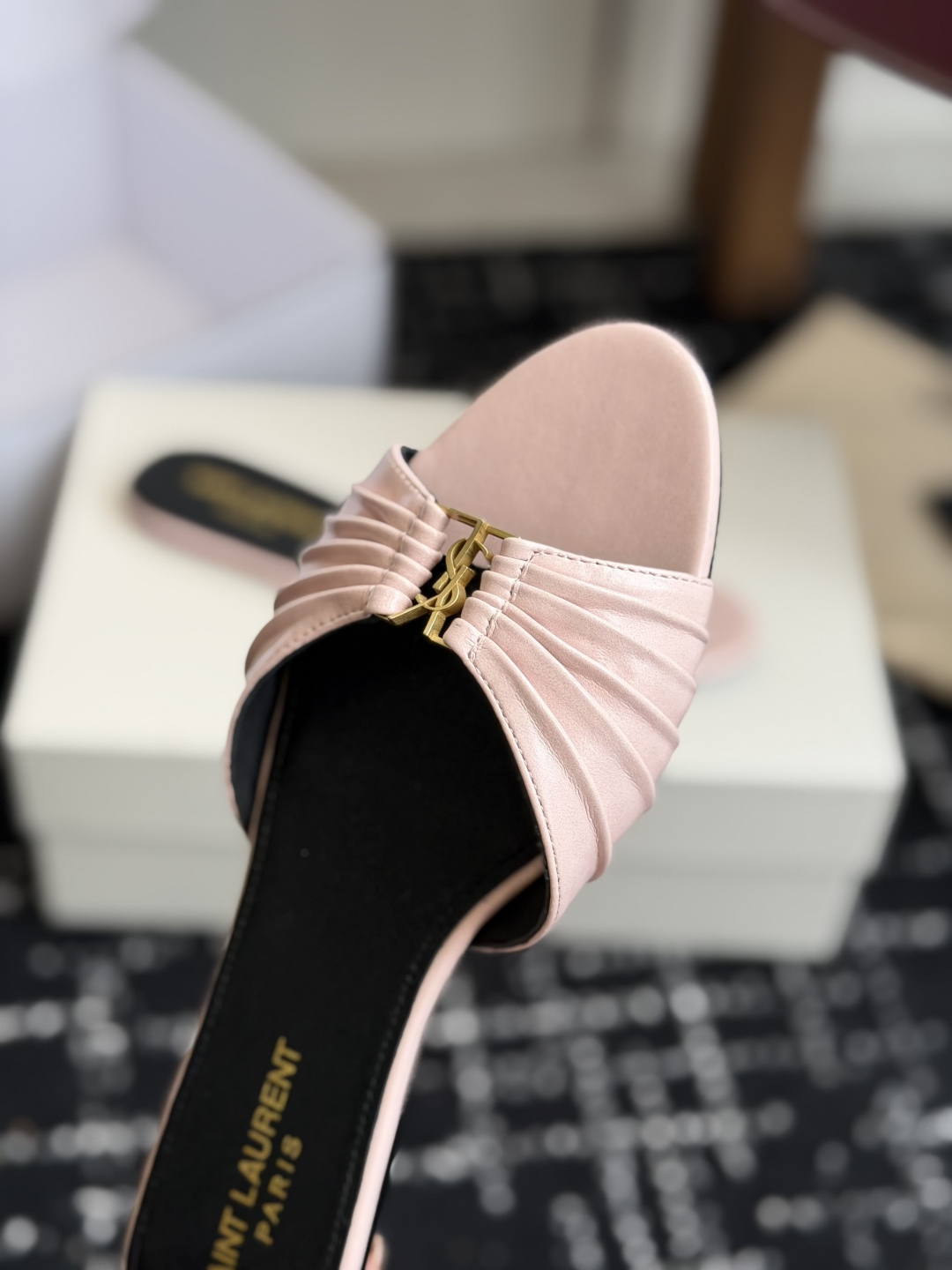 代购级Saint Lauren* 26SS早春新款圣罗兰 YSL 尖头拖鞋Ysl 是刻在DNA里的优雅。