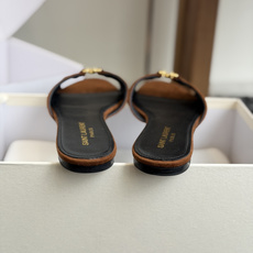 代购级Saint Lauren* 26SS早春新款圣罗兰 YSL 尖头拖鞋Ysl 是刻在DNA里的优雅。 代购级Saint Lauren* 26SS早春新款圣罗兰 YSL 尖头拖鞋Ysl 是刻在DNA里的优雅。
