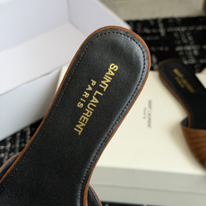 代购级Saint Lauren* 26SS早春新款圣罗兰 YSL 尖头拖鞋Ysl 是刻在DNA里的优雅。 代购级Saint Lauren* 26SS早春新款圣罗兰 YSL 尖头拖鞋Ysl 是刻在DNA里的优雅。