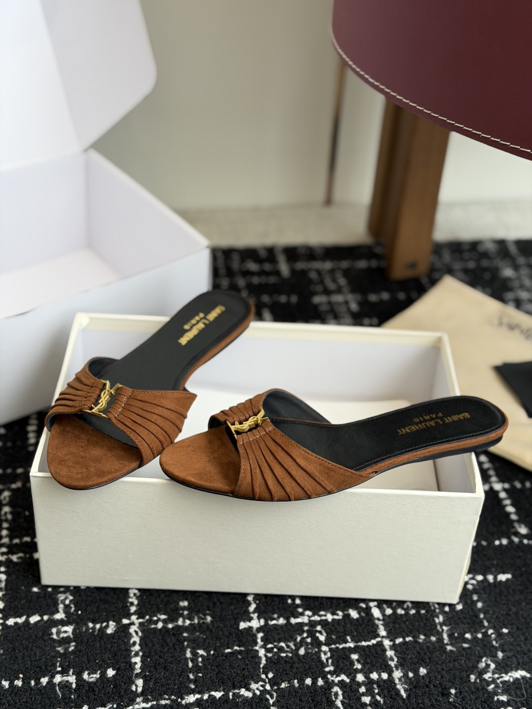 代购级Saint Lauren* 26SS早春新款圣罗兰 YSL 尖头拖鞋Ysl 是刻在DNA里的优雅。 代购级Saint Lauren* 26SS早春新款圣罗兰 YSL 尖头拖鞋Ysl 是刻在DNA里的优雅。