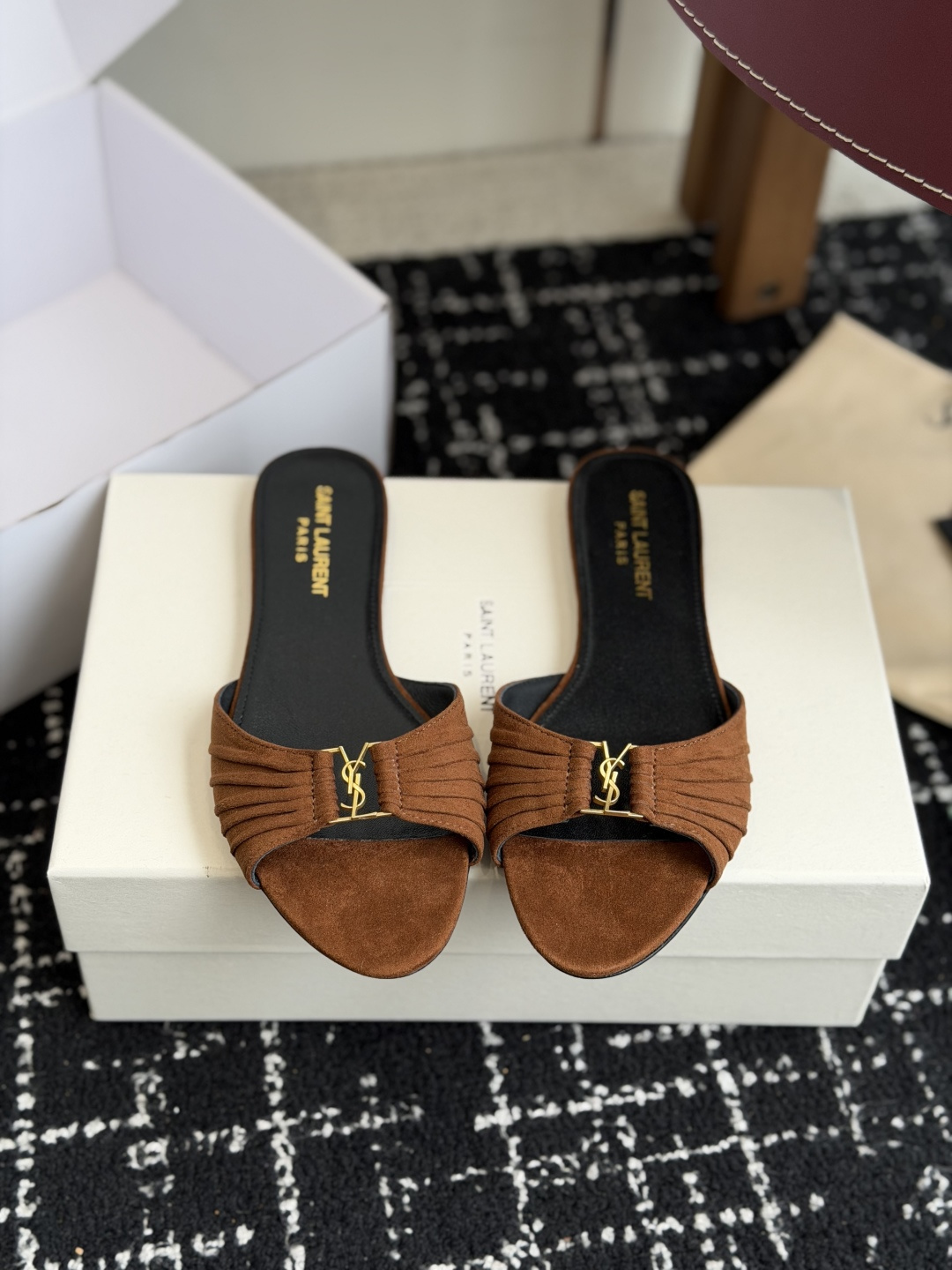 代购级Saint Lauren* 26SS早春新款圣罗兰 YSL 尖头拖鞋Ysl 是刻在DNA里的优雅。