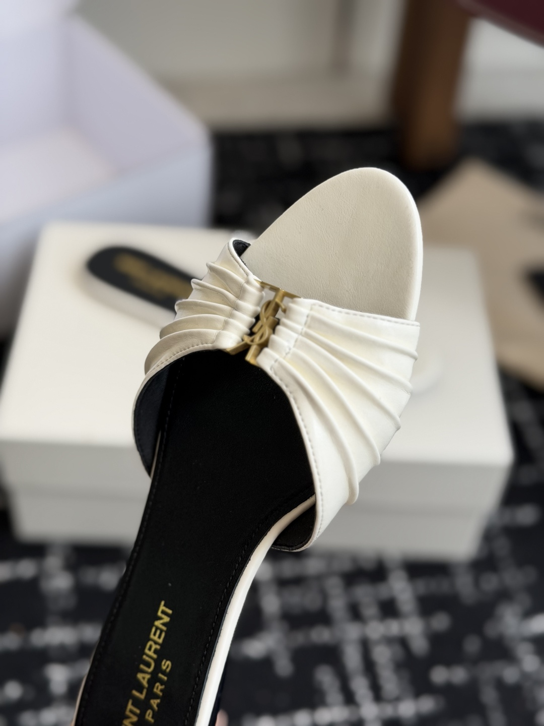 代购级Saint Lauren* 26SS早春新款圣罗兰 YSL 尖头拖鞋Ysl 是刻在DNA里的优雅。 代购级Saint Lauren* 26SS早春新款圣罗兰 YSL 尖头拖鞋Ysl 是刻在DNA里的优雅。