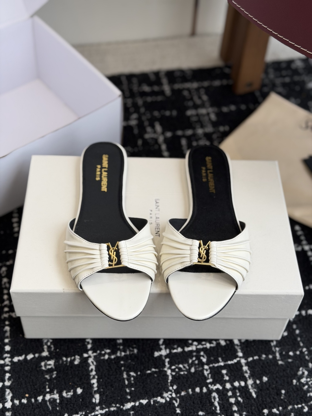 代购级Saint Lauren* 26SS早春新款圣罗兰 YSL 尖头拖鞋Ysl 是刻在DNA里的优雅。