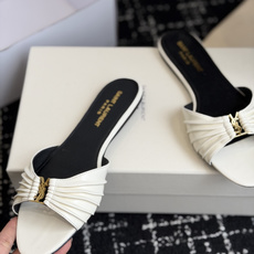代购级Saint Lauren* 26SS早春新款圣罗兰 YSL 尖头拖鞋Ysl 是刻在DNA里的优雅。 代购级Saint Lauren* 26SS早春新款圣罗兰 YSL 尖头拖鞋Ysl 是刻在DNA里的优雅。