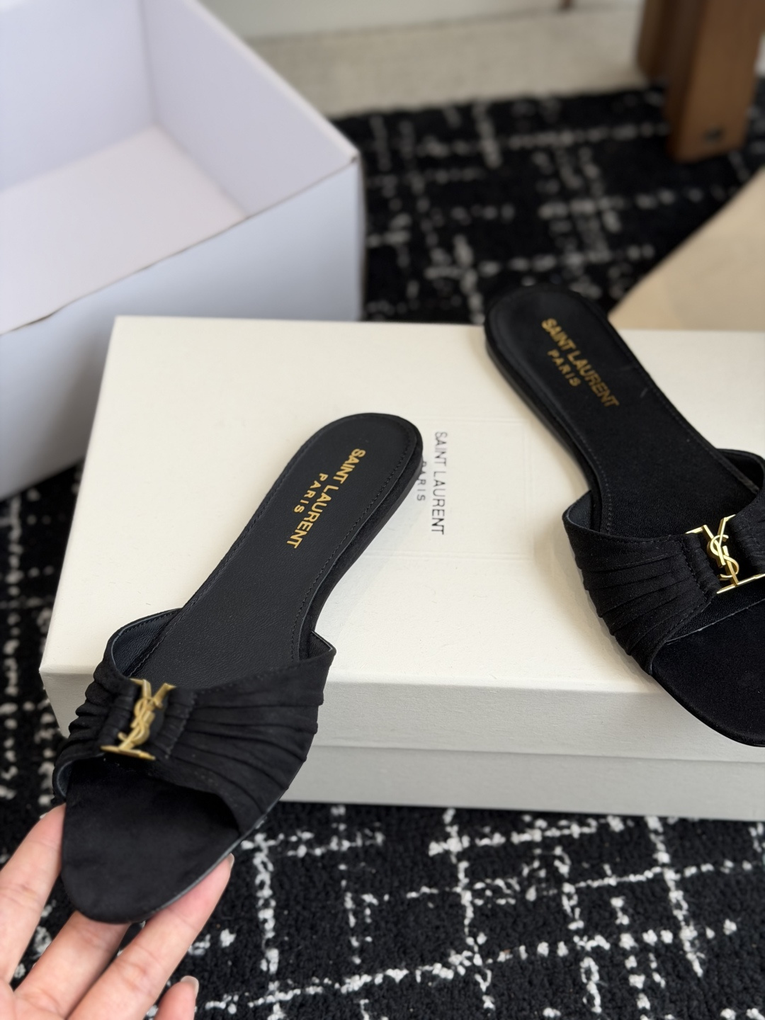 代购级Saint Lauren* 26SS早春新款圣罗兰 YSL 尖头拖鞋Ysl 是刻在DNA里的优雅。 代购级Saint Lauren* 26SS早春新款圣罗兰 YSL 尖头拖鞋Ysl 是刻在DNA里的优雅。