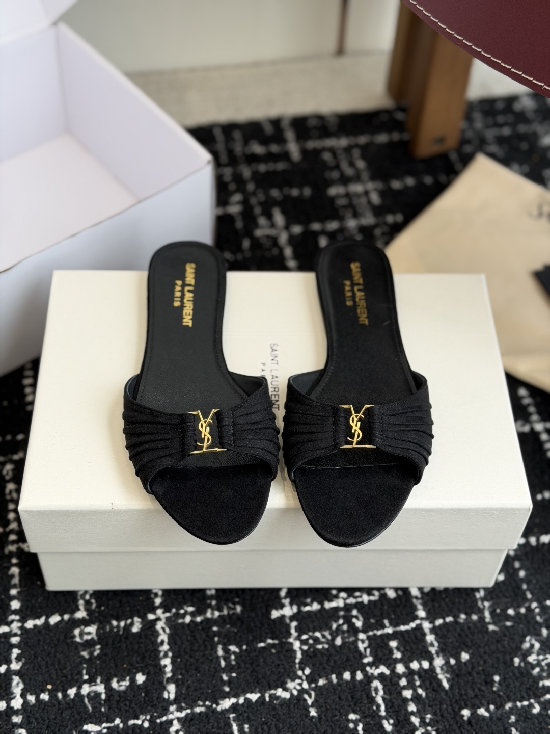 代购级Saint Lauren* 26SS早春新款圣罗兰 YSL 尖头拖鞋Ysl 是刻在DNA里的优雅。