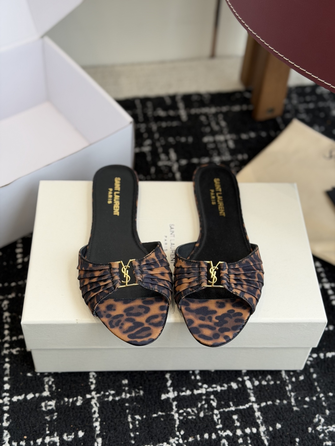 代购级Saint Lauren* 26SS早春新款圣罗兰 YSL 尖头拖鞋Ysl 是刻在DNA里的优雅。